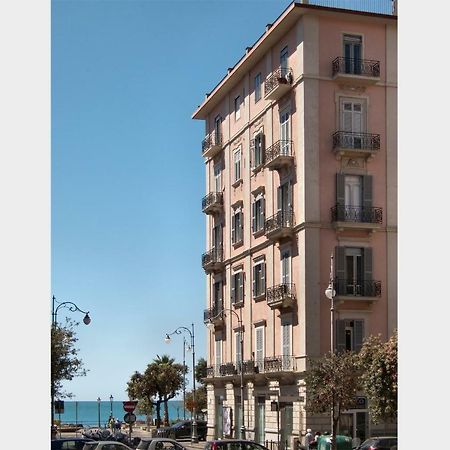A Casa Di Adri Apartment ซาแลร์โน ภายนอก รูปภาพ